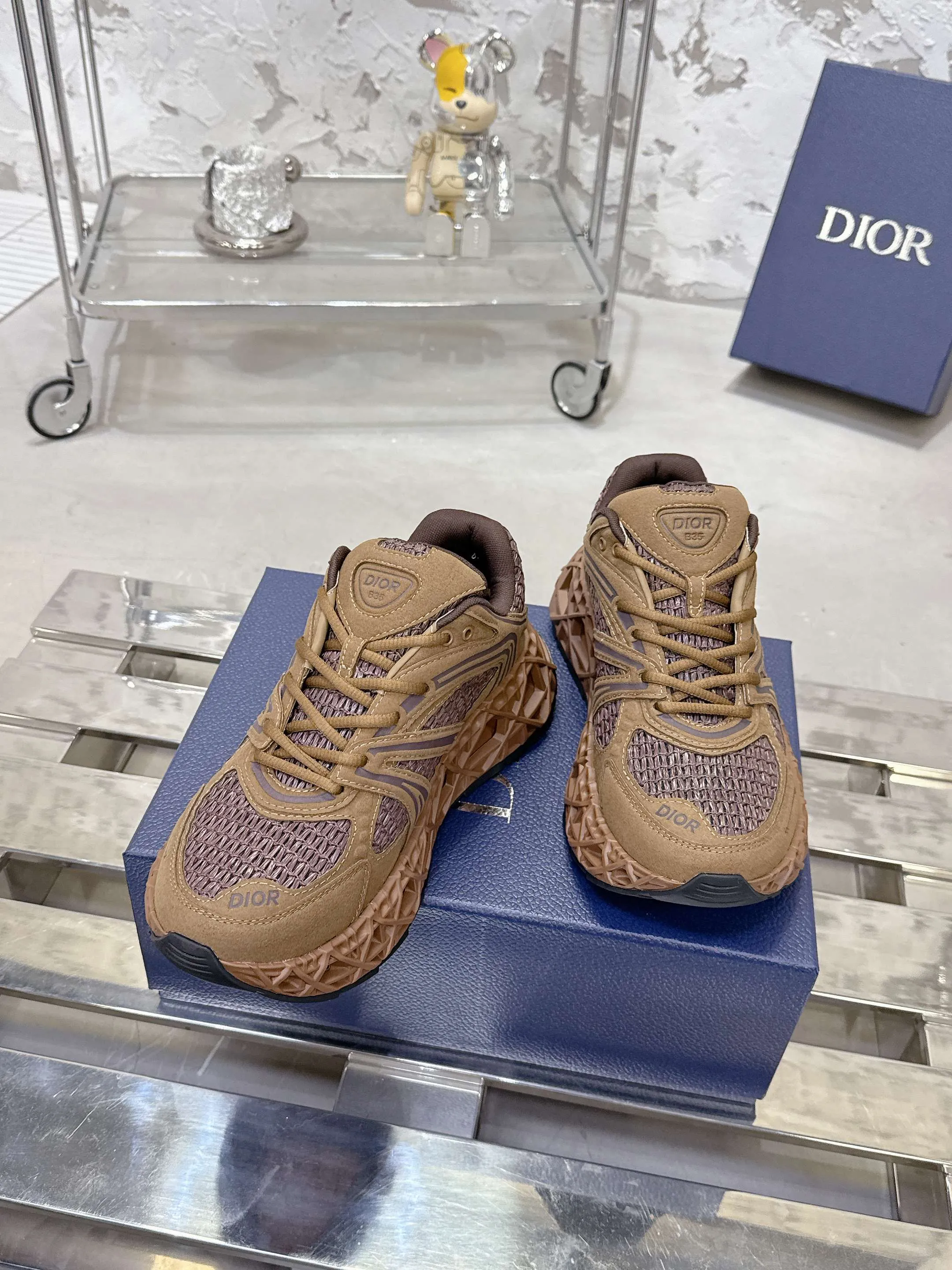 Factory price 780💰 Top version! ! ! Dior (B35) DIOR spring and summer men's wear show, the show was held at the Valle de Grasse School in Paris. Kim Jones drew inspiration from the works of South African artist Hylton Nel. The details of the shoes, clog soles and tribal elements, cleverly blended luxury craftsmanship and practicality, with fresh childishness and bright temperament, creating a new season hot spot. Dior KAWA Dior co-branded casual sports shoes reinterpret running shoes with Dior's high-end style. B35 is made of fine-textured leather and mesh fabric materials. It can be worn in all seasons, is comfortable and breathable, and has multiple lines on the shoe body to outline details. It has a full retro three-dimensional feel and can create a casual look all year round! Fabric: Cowhide/customized cloth material Lining: Imported breathable mesh Outsole: Original molded outsole Size: 39-46 (customized at 45.46)